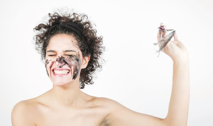sieviete veic atjaunojošu sejas ādas ārstēšanu