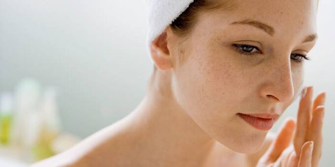Regulāra ēterisko eļļu lietošana sejas ādas mitrināšanai